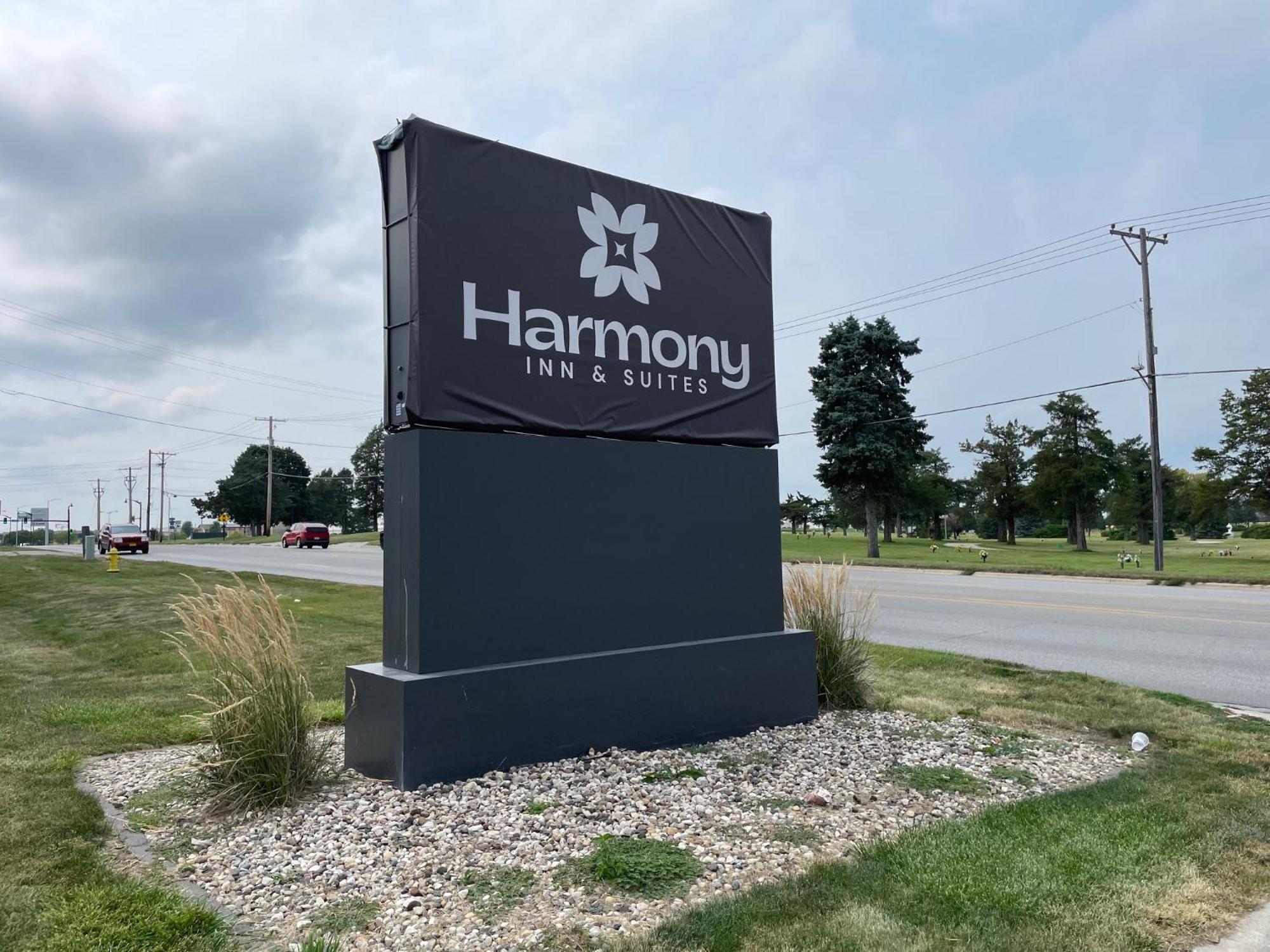 Harmony Inn & Suites Fort Dodge Exterior foto